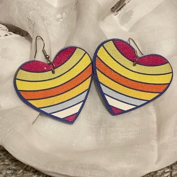 ❤️ Super Cute Pastel Multi Color Heart Earrings - Picture 3 of 4